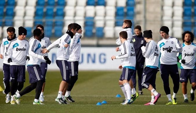 韦世豪给患重症小球迷林子金赠送签名足球，并与他保持联系