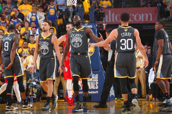 阿迪达斯发布与欧冠合作25周年纪念海报：梅西在列